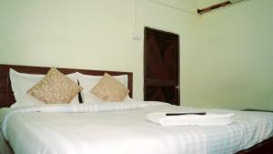 Postel nebo postele na pokoji v ubytování Hotel O Mishra Suites