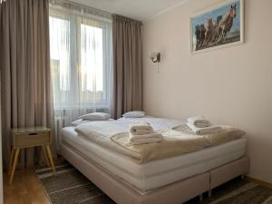 sypialnia z łóżkiem z ręcznikami w obiekcie Apartament Bazyliańska - 100m do Metra "Bródno", 20 minut do centrum Warszawy w Warszawie