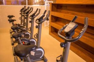 a row of exercise bikes lined up in a gym at Flat Hotel Fusion + Estacionamento Grátis H05 in Brasilia