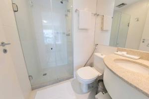a bathroom with a shower and a toilet and a sink at Flat Hotel Fusion + Estacionamento Grátis H05 in Brasilia