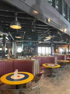 Restaurace v ubytování Daisy's luxury caravan at tattershall lakes