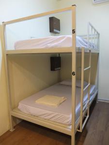 מיטה או מיטות קומותיים בחדר ב-Muntri House