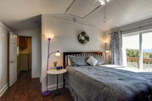 Cama o camas de una habitación en Hoot Owl Table Rock Lake - Amazing Lake Views!! - Game Room - Priced To Rent!!