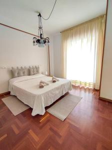 um quarto com uma cama e uma grande janela em Elegante appartamento a Cefalù em Cefalù