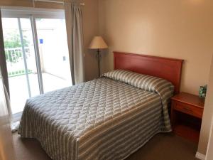 una camera con un letto e una grande finestra di Paradise Canyon Golf Resort, Luxury Villa 409 a Lethbridge