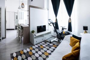 uma sala de estar com um sofá, uma televisão e uma secretária em Dohány Street Delight em Budapeste