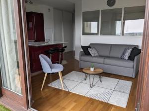 Posezení v ubytování PUTEAUX- La défense Arena Appartement vue tour Eiffel
