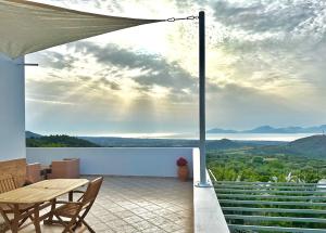 d'une terrasse avec une table et une vue sur l'eau. dans l'établissement LΟFT by Casa di Somnia, à Lagoúdi Zía
