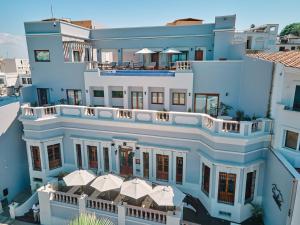 una vista aérea de un edificio azul en Casa Lucila Hotel Boutique, en Mazatlán