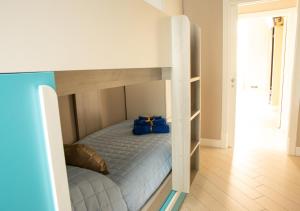 um beliche com dois pacotes azuis em cima em Amedeo Suite - Il salotto di Napoli em Nápoles