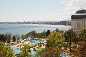 - Vistas a un complejo con piscina y playa en Dreams Sunny Beach Resort and Spa - Premium All Inclusive, en Sunny Beach