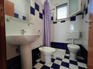 La salle de bains est pourvue d'un lavabo et de toilettes. dans l'établissement Appartamenti Carneo Torre San Giovanni - Verso sud, à Torre San Giovanni