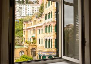 een raam met uitzicht op een groot gebouw bij Amedeo Suite - Il salotto di Napoli in Napels