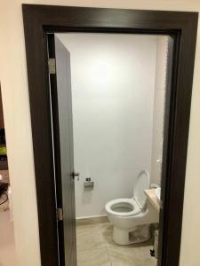 a bathroom with a white toilet in a room at Suite en la mejor zona de Quito in Quito