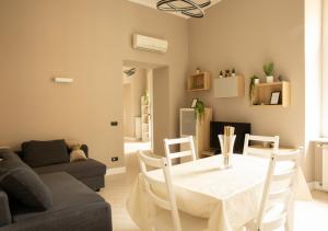 - un salon avec une table et un canapé dans l'établissement Amedeo Suite - Il salotto di Napoli, à Naples