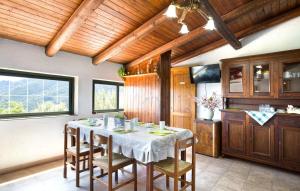una sala da pranzo con tavolo in cucina di Magia dell'Aspromonte a Ciminà
