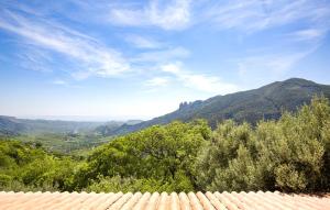 Magia dell'Aspromonte في Ciminà: اطلالة على الجبال من سطح منزل