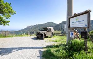 un camion parcheggiato sul ciglio di una strada di Magia dell'Aspromonte a Ciminà