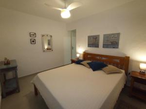a bedroom with a bed and a ceiling fan at Maré Mansa Barê in São Sebastião