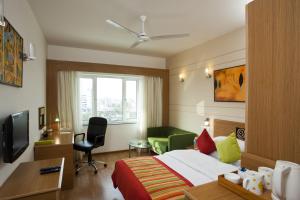 TV a/nebo společenská místnost v ubytování Lemon Tree Hotel, Udyog Vihar, Gurugram