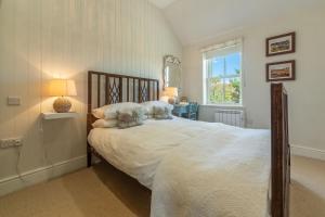 En eller flere senge i et værelse på Sea Holly Cottage