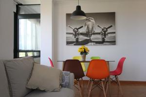 un salon avec une table et des chaises ainsi qu'une salle à manger dans l'établissement El Rincón del Reloj, à Llanes