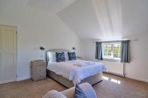 Carnbrea的住宿－Finest Retreats - Trethew Cottage，一间卧室设有一张床和一个窗口