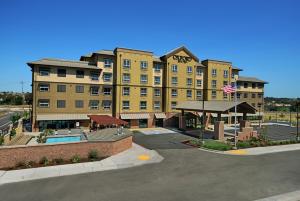 帕索羅布的住宿－Oxford Suites Paso Robles，大型酒店前面设有停车场