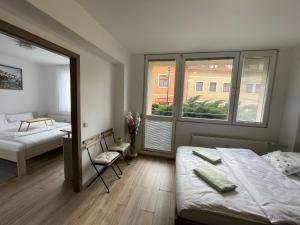 um quarto com 2 camas e uma janela em Beroun apartments em Beroun