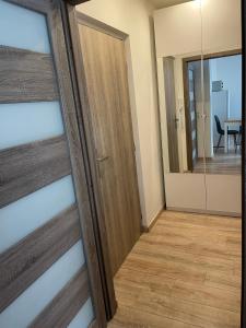 um quarto com uma porta de correr e uma sala de jantar em Beroun apartments em Beroun
