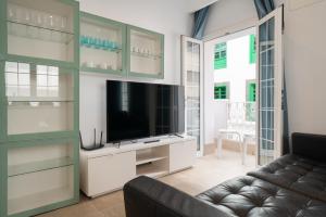 salon z telewizorem i kanapą w obiekcie Sabbia Suites La Armada w mieście Arrecife