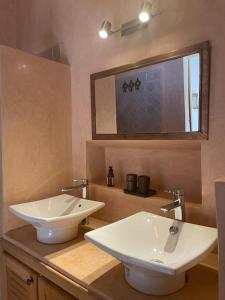 Bilik mandi di AdaZen Ecolodge