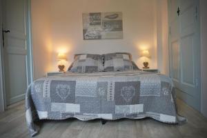 En eller flere senge i et værelse på Maison de village La Clémaline