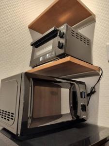 京都市にある若 京都河原町ホテル Waka Kyoto Kawaramachi Hotelの電子レンジの上に座るトースターオーブン