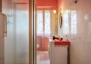a bathroom with a shower and a sink and a toilet at 15 min da Montepulciano - Villa Chiara in Montefollonico