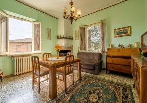 - un salon avec une table, des chaises et un canapé dans l'établissement 15 min da Montepulciano - Villa Chiara, à Montefollonico