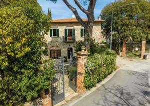 une maison en pierre avec une porte en face dans l'établissement 15 min da Montepulciano - Villa Chiara, à Montefollonico