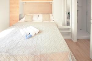 a bedroom with a bed with two towels on it at Mobilheim Mate2 in Nin