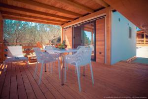 a porch with a table and chairs on a deck at Mobilheim Mate2 in Nin