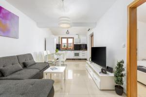 un soggiorno con divano e tavolo di Apartment Bailey a Pola (Pula)
