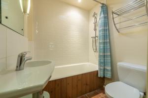 Un baño con lavabo, bañera e inodoro. en Stiffkey Hideaway, en Stiffkey 19 fotos más