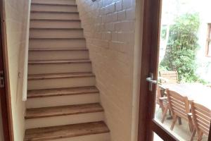 ダーバンヴィルにあるThe View Upstairs - A spacious apartment with a viewの階段 +1枚の写真