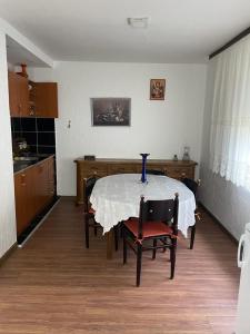 una cocina con una mesa con un jarrón. en Smeštaj Zeka Tekija, en Tekija