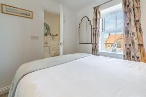 Postel nebo postele na pokoji v ubytování Driftwood Cottage