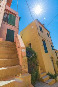 a building with stairs in front of a house at Appartamento La Scaletta del Chiasso in Capoliveri