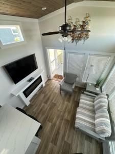 Gulf Shores RV Resort的电视和/或娱乐中心