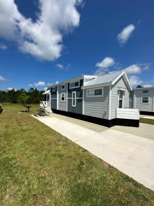 een grote woonwagen met een picknicktafel in een veld bij Gulf Shores RV Resort in Gulf Shores