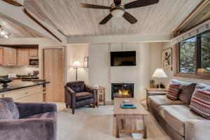 - un salon avec un canapé et un ventilateur de plafond dans l'établissement Laurelwood Condominiums 412, à Snowmass Village