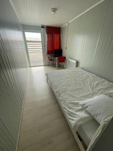 a bedroom with a bed and a desk in it at Spatii cazare modulare muncitori in Tupilaţi