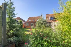 a view of a house from the garden at Bosky House in South Creake